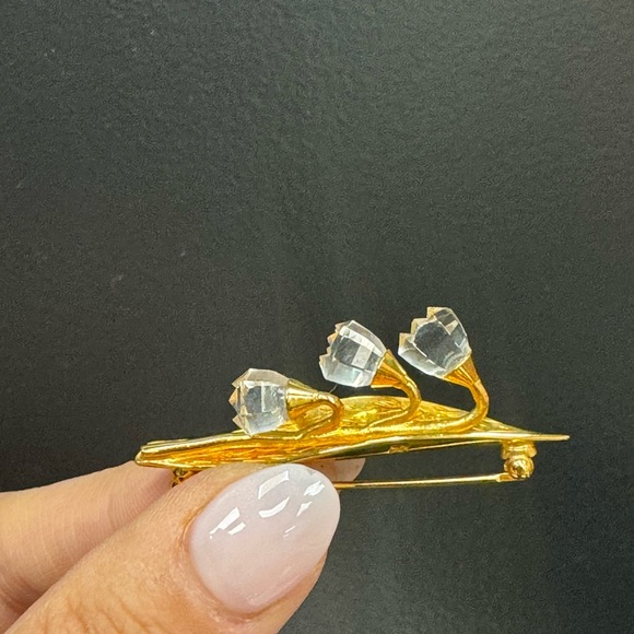 Swarovski gold tone flower brooch pin